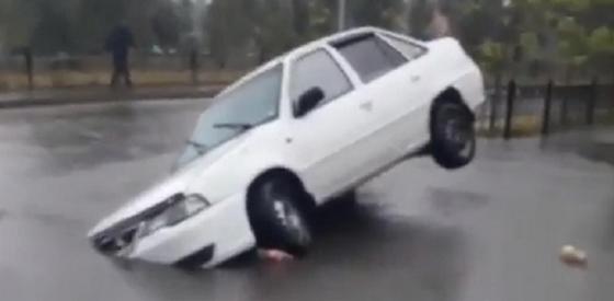 Видео с "вросшим" в асфальт автомобилем удивило Казнет Видео с "вросшим" в асфальт автомобилем удивило Казнет