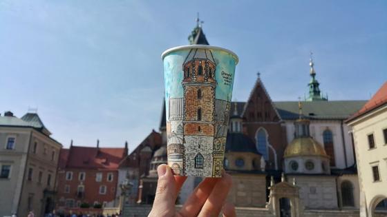 Саяхатшы кофенің бос стақандарына сурет салып, ақша табады Саяхатшы кофенің бос стақандарына сурет салып, ақша табады