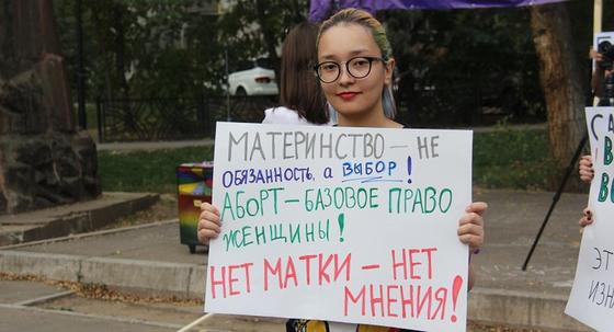 «Все сексисты пусть убьются, феминистки не сдаются»: О чем говорили девушки на митинге «Все сексисты пусть убьются, феминистки не сдаются»: О чем говорили девушки на митинге