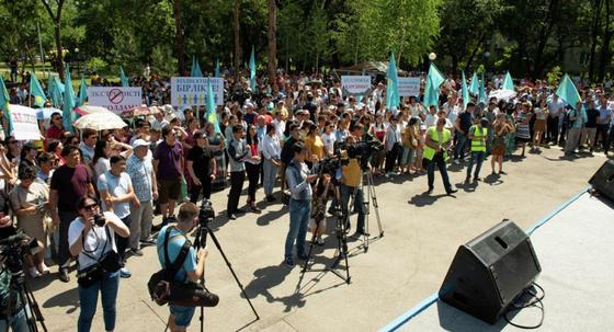 Мирный митинг прошел в Алматы (фото) Мирный митинг прошел в Алматы (фото)