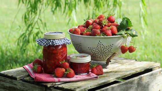 Баночки со свежим клубничным вареньем и миска с клубникой Баночки со свежим клубничным вареньем и миска с клубникой
