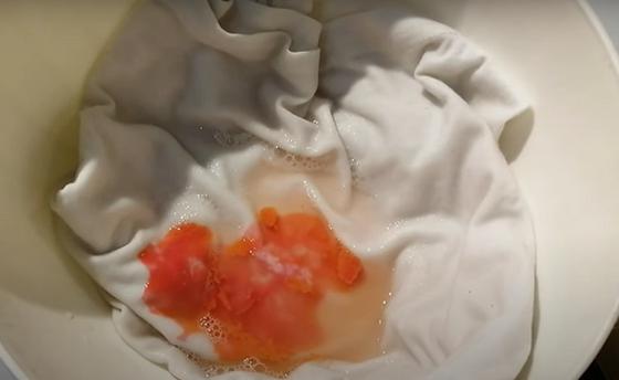 Замачивание одежды с прилипшим слаймом в горячей воде Замачивание одежды с прилипшим слаймом в горячей воде