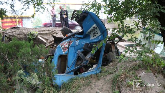 Грузовик попал в аварию Грузовик попал в аварию