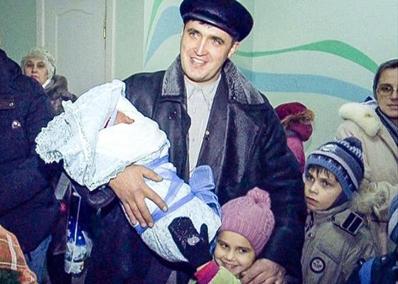 "Рожаем, сколько Бог даст": уникальная семья с 15 детьми живет в Казахстане "Рожаем, сколько Бог даст": уникальная семья с 15 детьми живет в Казахстане