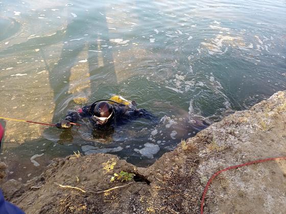 Водолазы ищут в канале тело погибшего рыбака Водолазы ищут в канале тело погибшего рыбака