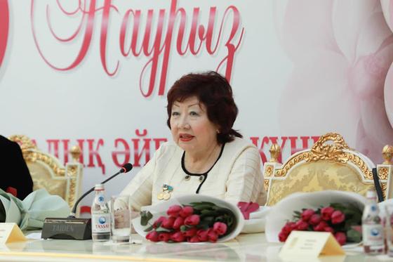 Женщина на мероприятии «Өмір сіздермен шуақты» Женщина на мероприятии «Өмір сіздермен шуақты»