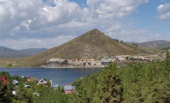 Гора и леса на берегу озера Гора и леса на берегу озера