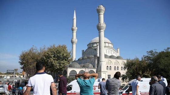 Минарет мечети обрушился из-за сильного землетрясения в Стамбуле (фото, видео) Минарет мечети обрушился из-за сильного землетрясения в Стамбуле (фото, видео)