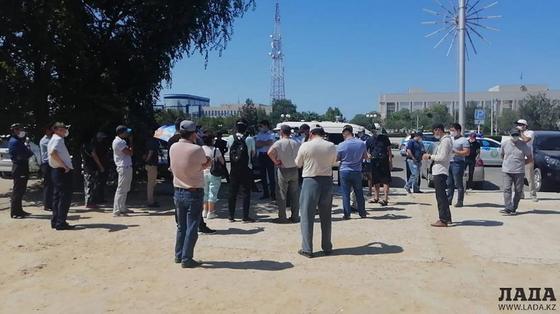 Люди собрались на площади из-за дефицита лекарств в аптеках Актау Люди собрались на площади из-за дефицита лекарств в аптеках Актау