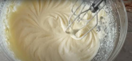 Перемешанная миксером творожная масса Перемешанная миксером творожная масса