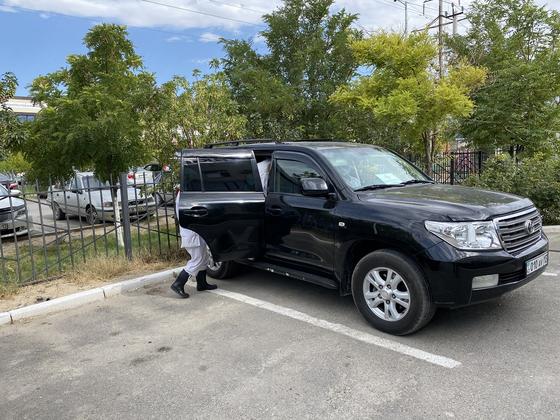 Медики ездят по вызовам на Toyota Land Cruiser акима Туркестана (фото) Медики ездят по вызовам на Toyota Land Cruiser акима Туркестана (фото)