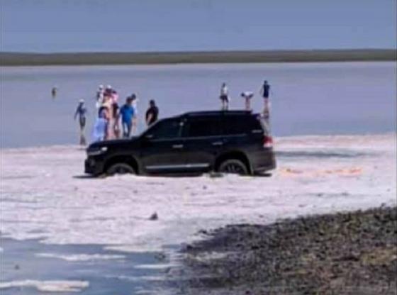"Прости нас дикарей": Фото погрязшего в солях Кобейтуза джипа обсуждают в Казнете "Прости нас дикарей": Фото погрязшего в солях Кобейтуза джипа обсуждают в Казнете