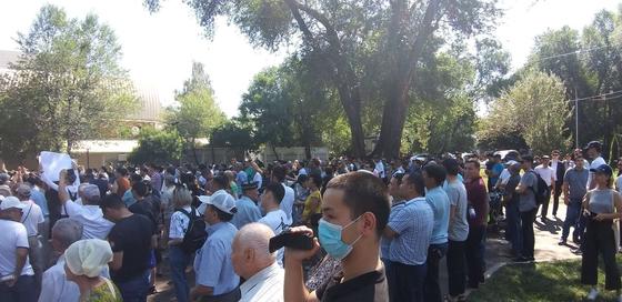 "Можем проводить культурно": мирный митинг начался в Алматы (фото) "Можем проводить культурно": мирный митинг начался в Алматы (фото)