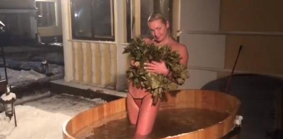 Оголившаяся Волочкова нырнула в ледяную воду (видео) Оголившаяся Волочкова нырнула в ледяную воду (видео)