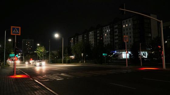 Светофорное освещение на одном из пешеходных переходов Светофорное освещение на одном из пешеходных переходов