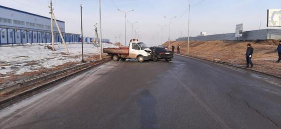 Два автомобиля столкнулись на дороге Два автомобиля столкнулись на дороге