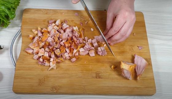 Нарезанное копченое куриное мясо на доске Нарезанное копченое куриное мясо на доске