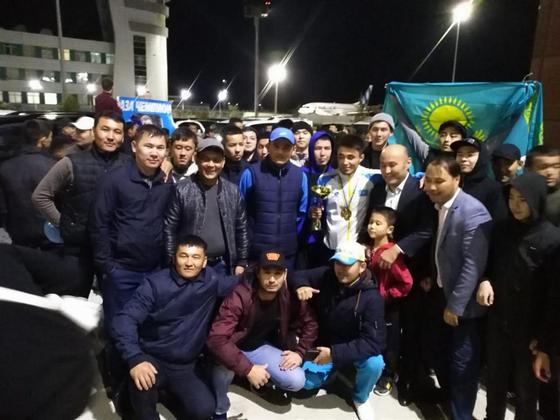 Маңғыстау жұрты Әлем чемпиондарын дүркіретіп күтіп алды (фото) Маңғыстау жұрты Әлем чемпиондарын дүркіретіп күтіп алды (фото)