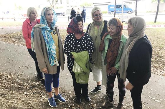 Жительницы Новой Зеландии вышли на улицы в платках в знак поддержки мусульман после теракта Жительницы Новой Зеландии вышли на улицы в платках в знак поддержки мусульман после теракта
