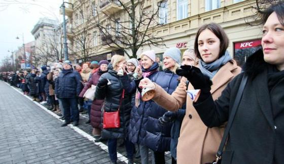 Школьные протесты в Литве: уроки отменены, учителя разбили лагерь в министерстве Школьные протесты в Литве: уроки отменены, учителя разбили лагерь в министерстве