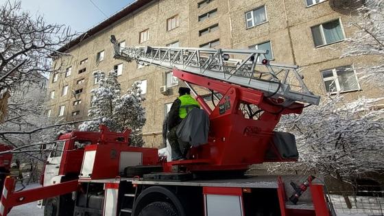 Пожарная машина во дворе дома в Талдыкоргане Пожарная машина во дворе дома в Талдыкоргане