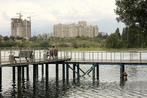 "Водичка тепленькая": как алматинцы спасаются от жары во время карантина "Водичка тепленькая": как алматинцы спасаются от жары во время карантина