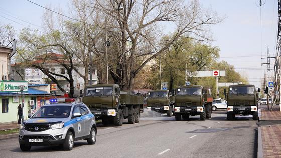 Как военнослужащие и журналисты дезинфицируют улицы Алматы Как военнослужащие и журналисты дезинфицируют улицы Алматы