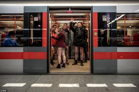 Пассажиры метро по всему миру массово сняли штаны Пассажиры метро по всему миру массово сняли штаны