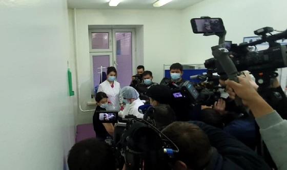 Вице-министр получает прививку Вице-министр получает прививку
