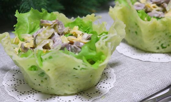 Салат в сырных корзинках на столе Салат в сырных корзинках на столе