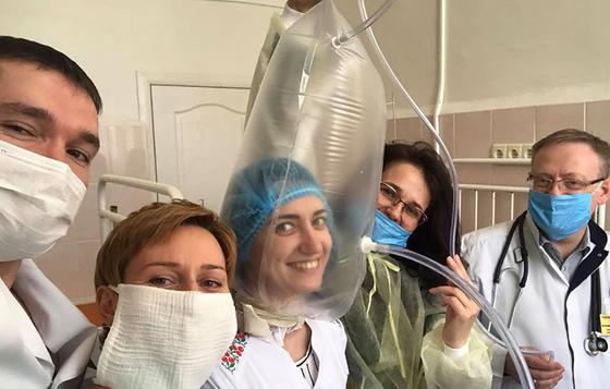 Спасать больных коронавирусом с помощью пакетов на голове предложили в Украине (видео) Спасать больных коронавирусом с помощью пакетов на голове предложили в Украине (видео)