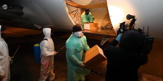 Ноутбуки и 100 тысяч масок: самолет с гумпомощью из Польши прилетел в Казахстан (фото) Ноутбуки и 100 тысяч масок: самолет с гумпомощью из Польши прилетел в Казахстан (фото)