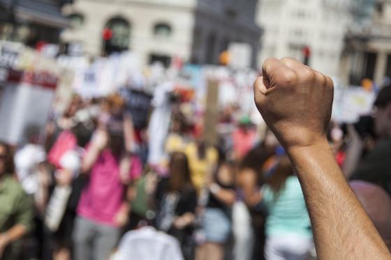 Митинг. Протест. Кулак Митинг. Протест. Кулак