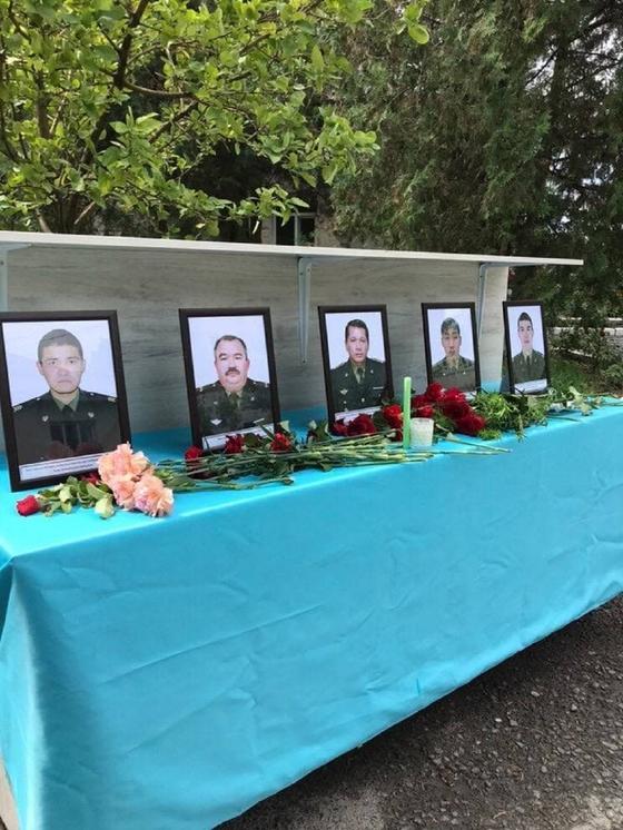 Цветы и портреты погибших спасателей Цветы и портреты погибших спасателей