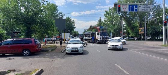 Автомобиль попал в аварию Автомобиль попал в аварию