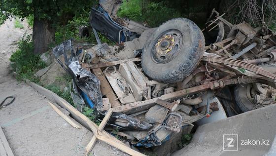 Грузовик попал в аварию Грузовик попал в аварию