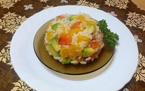 Азиатский салат с рисом и лососем на тарелке Азиатский салат с рисом и лососем на тарелке