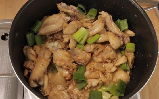 Обжарка курицы с сельдереем в сковороде Обжарка курицы с сельдереем в сковороде