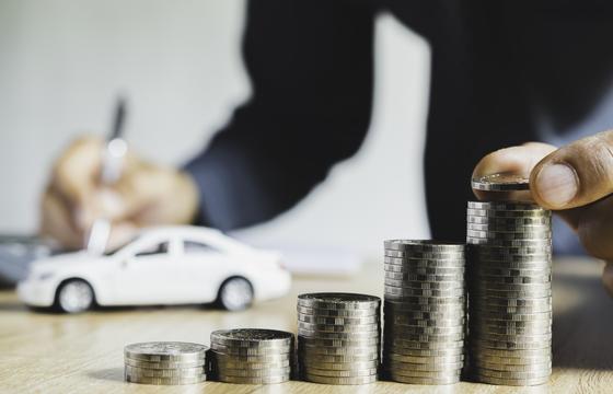 Мужчина подписывает договор о продаже автомобиля и считает деньги Мужчина подписывает договор о продаже автомобиля и считает деньги