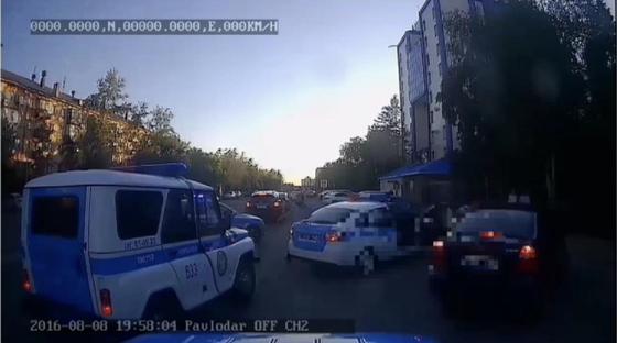 Павлодарда алты көлік патрулі мас жүргізушінің соңына түсті (видео) Павлодарда алты көлік патрулі мас жүргізушінің соңына түсті (видео)