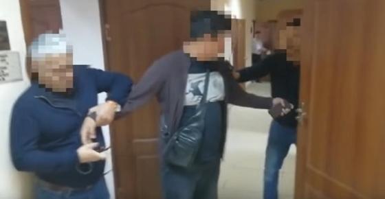 Чиновницу из Сатпаева осудили за 1,2 млн тенге, которые ей вез сын Чиновницу из Сатпаева осудили за 1,2 млн тенге, которые ей вез сын