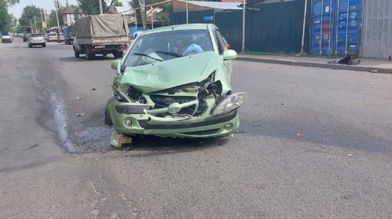 Автомобиль попал в аварию Автомобиль попал в аварию