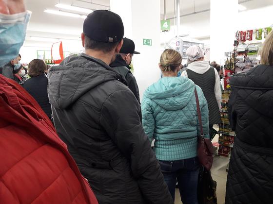 Барлығын әкетті: Павлодарлықтар карантиннің алдында дүкендерде дүрбелең жасады (фото) Барлығын әкетті: Павлодарлықтар карантиннің алдында дүкендерде дүрбелең жасады (фото)