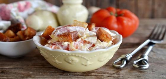 Салат с сухариками в глубокой тарелке Салат с сухариками в глубокой тарелке