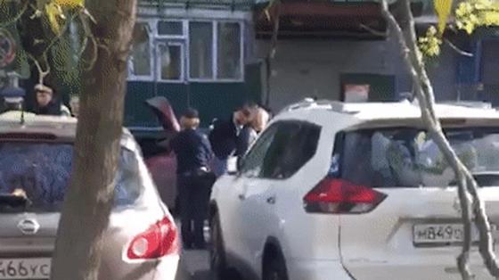 Пакетики из-под кокаина, пистолет и патроны: сына вице-президента МТС задержали в Москве (видео) Пакетики из-под кокаина, пистолет и патроны: сына вице-президента МТС задержали в Москве (видео)