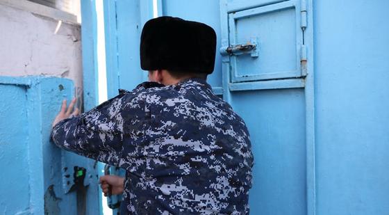 «Привязали скотчем к стулу: Налетчики совершили нападение на АЗС в Шымкенте «Привязали скотчем к стулу: Налетчики совершили нападение на АЗС в Шымкенте