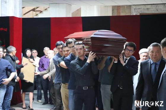 В Алматы простились с погибшим внуком Олажаса Сулейменова (фото) В Алматы простились с погибшим внуком Олажаса Сулейменова (фото)