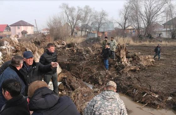 Аким Алматинской области встретился с жителями подтопленных населенных пунктов Аким Алматинской области встретился с жителями подтопленных населенных пунктов