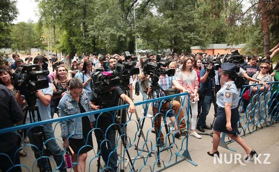 Не готовился и не волнуюсь: алматинские выпускники сдают ЕНТ (Фото) Не готовился и не волнуюсь: алматинские выпускники сдают ЕНТ (Фото)