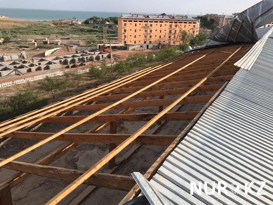 Ветром сорвало крышу с акимата в Туркестанской области (фото) Ветром сорвало крышу с акимата в Туркестанской области (фото)